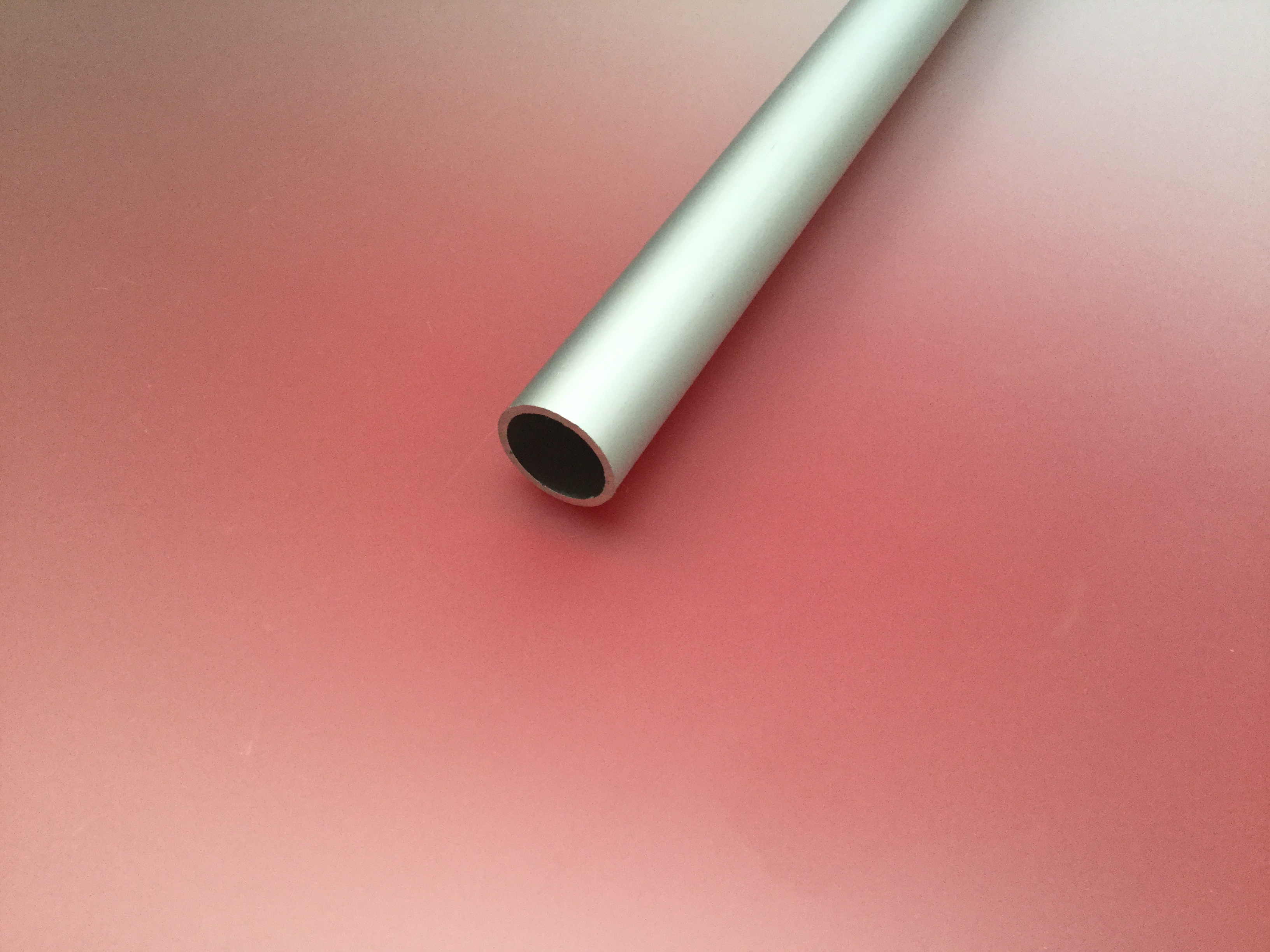 Tuyau en aluminium anodisé Ø 30 mm longueur 1 m plusieurs coloris.